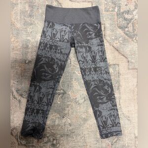 Vuori women's Xsmall  Gray Geometric Leggings cropped